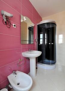 菲盖拉-达福什艾维兹酒店的一间带水槽和镜子的浴室