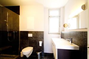 阿伦斯霍普Ferienwohnungen Auszeit und Freizeit的浴室配有卫生间、盥洗盆和淋浴。