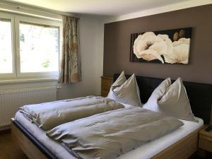 格绍Sunseitn Apartments的卧室内的一张带白色床单和枕头的床
