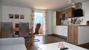 格绍Sunseitn Apartments的客厅设有厨房和桌椅
