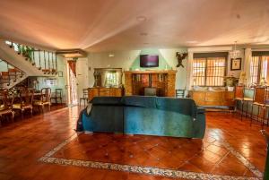 阿尔玛格鲁Casa Rural Entre Volcanes de Almagro的一间铺有木地板并配有一张床的大客房