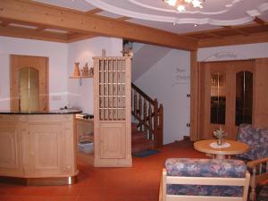 拉松迪索帕拉Gasthof Lechner的客厅设有楼梯和桌子