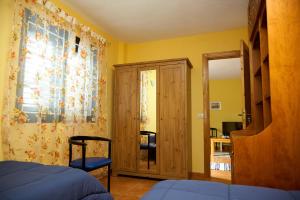 伊科德洛斯维诺斯Chalet Las Viñas的卧室拥有黄色的墙壁,设有一张床和窗户。