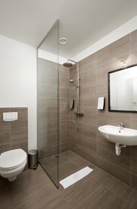 霍芬瑟尔杰维利酒店的带淋浴、卫生间和盥洗盆的浴室