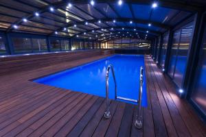普奇塞达拉克罗萨游客普奇塞达公寓酒店的一座带木甲板的大型游泳池