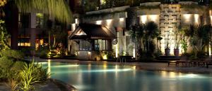 雅加达雅加达克里斯塔尔酒店的一座游泳池,在晚上在建筑物前