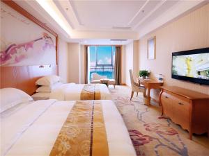 烟台维也纳国际酒店山东烟台长江路星颐广场店的酒店客房设有两张床和一台平面电视。
