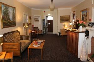 法尔雪平圣奥拉夫酒店的客厅配有沙发和桌子