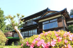 八王子市Kougetsu Sanso -- Moon Villa in Tokyo的前面有鲜花的房子