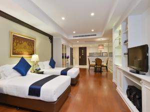 曼谷是隆中央酒店的酒店客房设有两张床和一台平面电视。