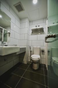 黑风洞RHR酒店 - 雪兰莪的一间带卫生间和水槽的浴室