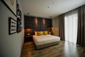 黑风洞RHR酒店 - 雪兰莪的一间卧室配有一张带黄色枕头的大床