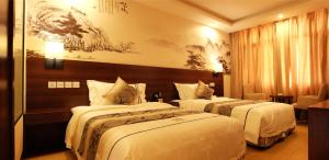 基加利Dmall酒店的一间酒店客房,房间内设有两张床