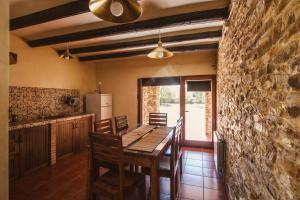塔韦尔纳斯阿巴迪纳勒斯乡村公寓酒店的一间设有桌子和石墙的用餐室