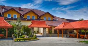 博赫尼亚那德拉巴酒店 - 博赫尼亚的一座拥有橙色屋顶和庭院的房子