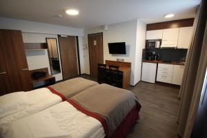 穆奥尼奥SEO穆奥尼奥汽车旅馆的酒店客房带一张床和一个厨房