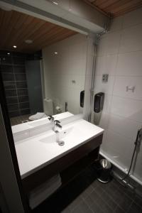 穆奥尼奥SEO穆奥尼奥汽车旅馆的一间带水槽和大镜子的浴室