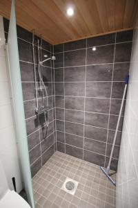 穆奥尼奥SEO穆奥尼奥汽车旅馆的浴室设有灰色瓷砖淋浴。