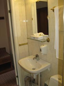 卡尔马卡尔马拉斯塔酒店的一间带水槽、镜子和卫生间的浴室