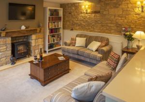 奇平卡姆登Hook Cottage的带沙发和壁炉的客厅