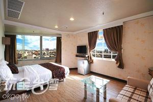 六龟亚泰旅馆 的酒店客房享有城市美景,配有一张床。