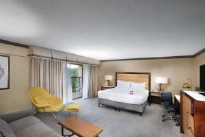 阿什维尔阿什维尔皇冠假日度假酒店的酒店客房,配有床和沙发