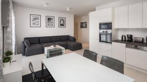 斯普利特S Luxury Apartments的厨房以及带桌子和沙发的客厅。