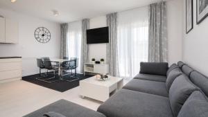 斯普利特S Luxury Apartments的客厅配有沙发和桌子