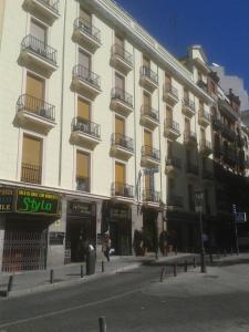 马德里特里亚纳旅馆的街道上带阳台的大型白色建筑
