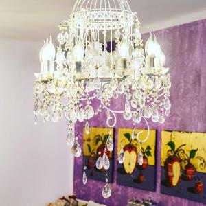 古比奥波尔塔马尔默利亚酒店的紫色墙壁的房间里的一个吊灯