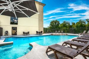 布兰森大橡树酒店的一个带椅子和遮阳伞的游泳池