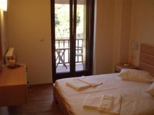 奥马洛斯撒马利亚乡村别墅的一间卧室配有一张床,上面有两条毛巾
