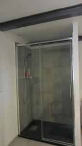 GransStudio A Grans的浴室里设有玻璃门淋浴