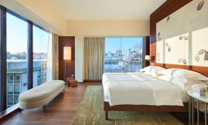 苏黎世Park Hyatt Zurich – City Center Luxury的一间卧室设有一张大床和一个大窗户