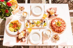 拉辛拉奇内斯康体运动酒店的上面有食物的白色桌子