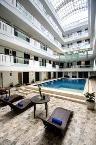 长滩岛缪斯酒店的一座大建筑,中间设有一个游泳池