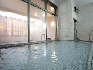 北斗函馆北斗柔婕阁的窗户间里的一个游泳池