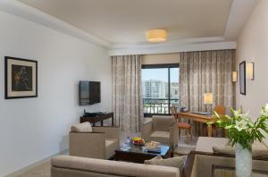 突尼斯莱克里欧套房酒店的带沙发的客厅和用餐室