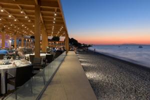 依克希亚阿夫拉海滩度假酒店的日落时在海滩上的餐厅