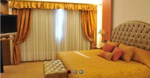 Alkazar Hotel客房内的一张或多张床位