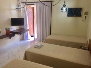 洛韦拉拉戈阿祖尔酒店的酒店客房设有两张床和电视。