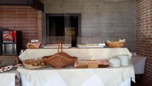 坎诺比奥Residence Garden的一张桌子,上面有食物篮子和盘子