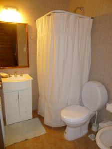 埃尔卡拉法特卢卡胡厄旅馆的浴室配有白色卫生间和盥洗盆。