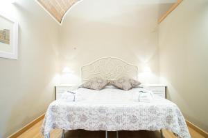 维泰博Le Erbe Guest House的一间卧室配有一张带白色床罩的床
