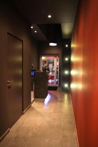 圣迪耶地球酒店酒吧的走廊上设有门和餐厅