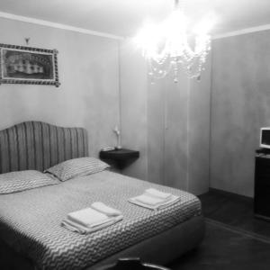 那不勒斯b&b Zia Sua的一间卧室配有一张床,上面有两条毛巾