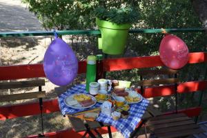 LentellaCasa sull'Albero的围栏上带食物和锅的野餐桌