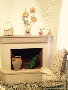 圣维托诺曼Casa vintage da Nonna Maria的客厅设有壁炉和椅子