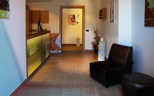 切萨雷奥港Baiamalva Resort Spa的客厅配有椅子和黄色门
