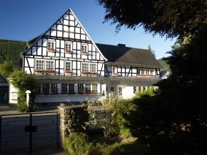 伦讷施塔特格斯特雷希旅馆的一座黑白建筑